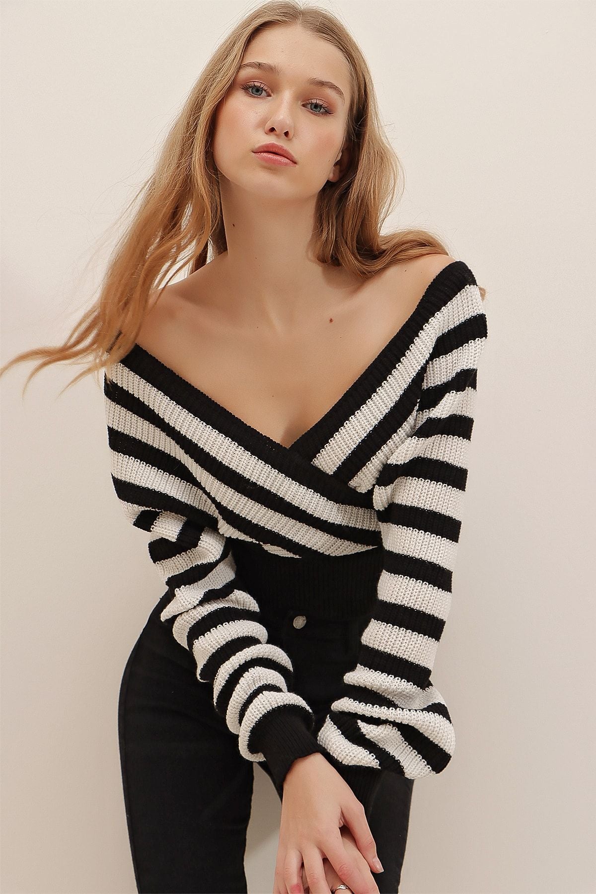 Woman's Black Front Back and Double Breasted Crop Striped Knitwear Sweater - All About Eg